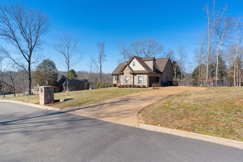 106 Amelia Dr, Bon Aqua, TN 37025