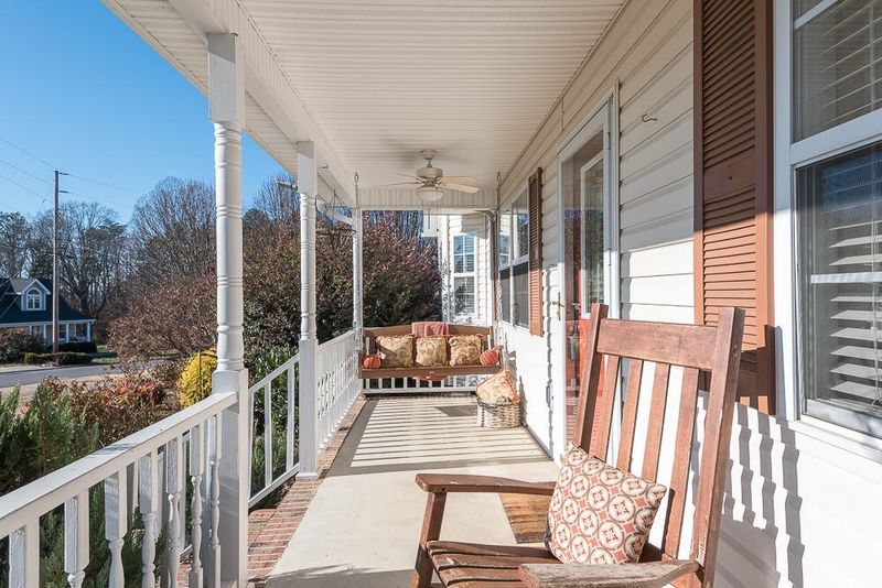 566 Debbie Ln, Ringgold, GA 30736