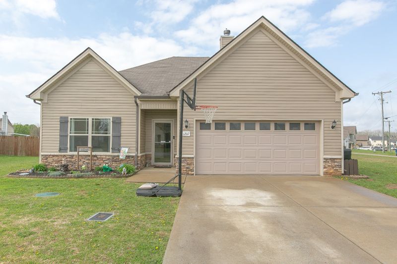 1207 Halverson Dr, Murfreesboro, TN 37128