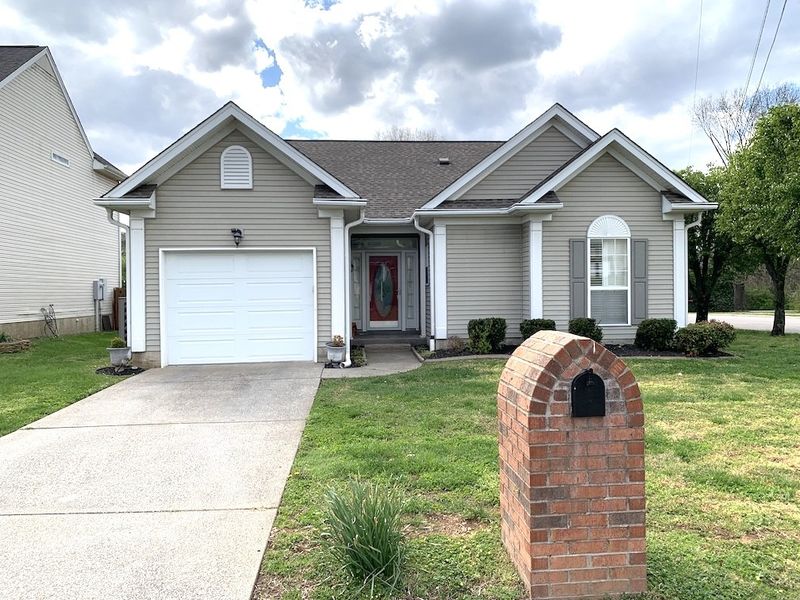 633 Sweetwater Cir, Old Hickory, TN 37138