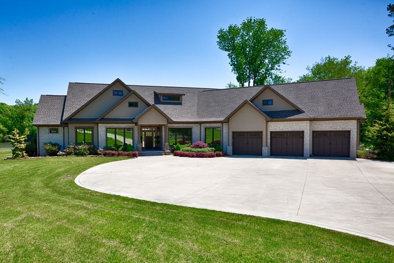 200 Freeman Dr, Rogersville, AL 35652