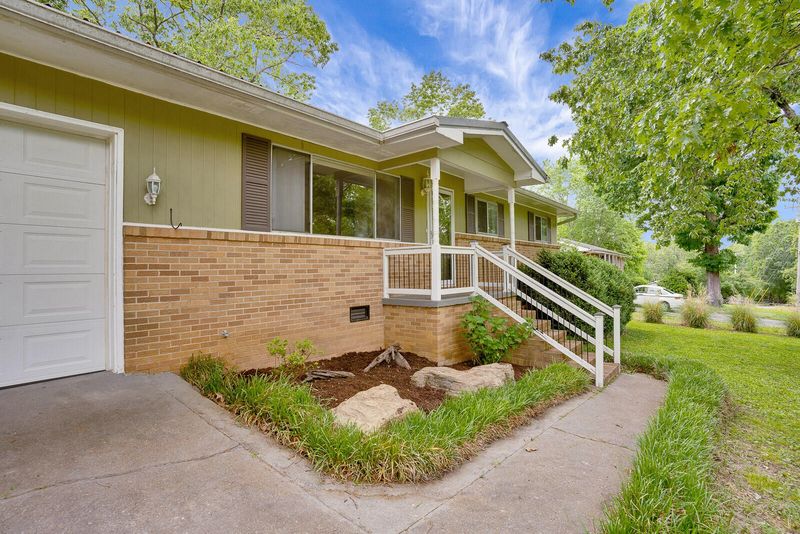 35 Crabtree Rd, Rossville, GA 30741