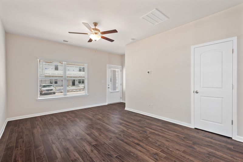 8064 Logan Dr, La Vergne, TN 37086