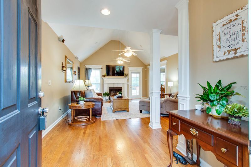 201 Autumn Wood Dr, Murfreesboro, TN 37129