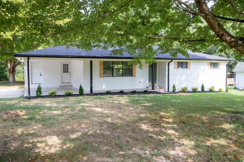 1015 Preston Dr, Burns, TN 37029