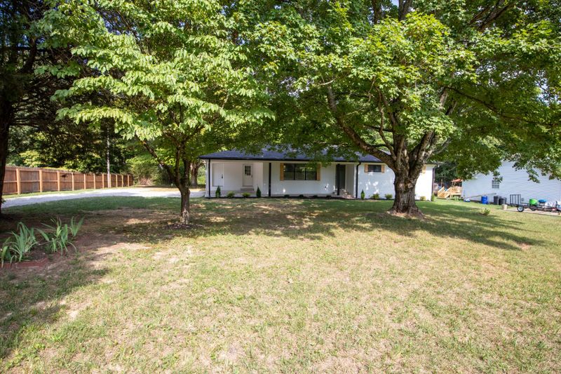 1015 Preston Dr, Burns, TN 37029