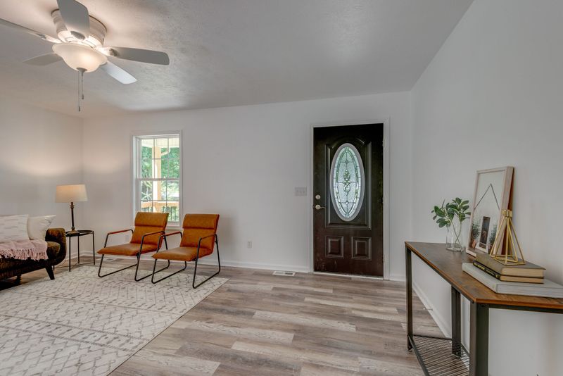 106 Acorn Dr, Dickson, TN 37055