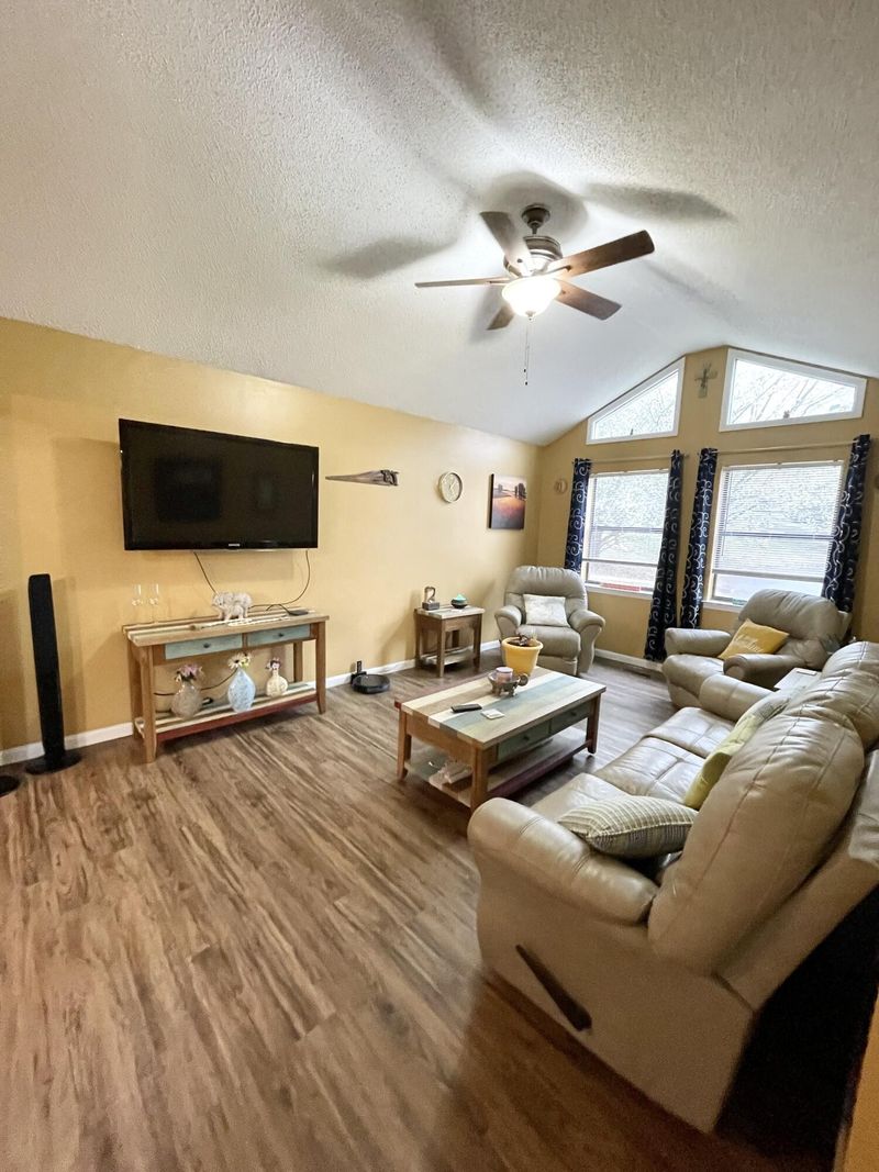 689 Ridgewood Dr, Chickamauga, GA 30707