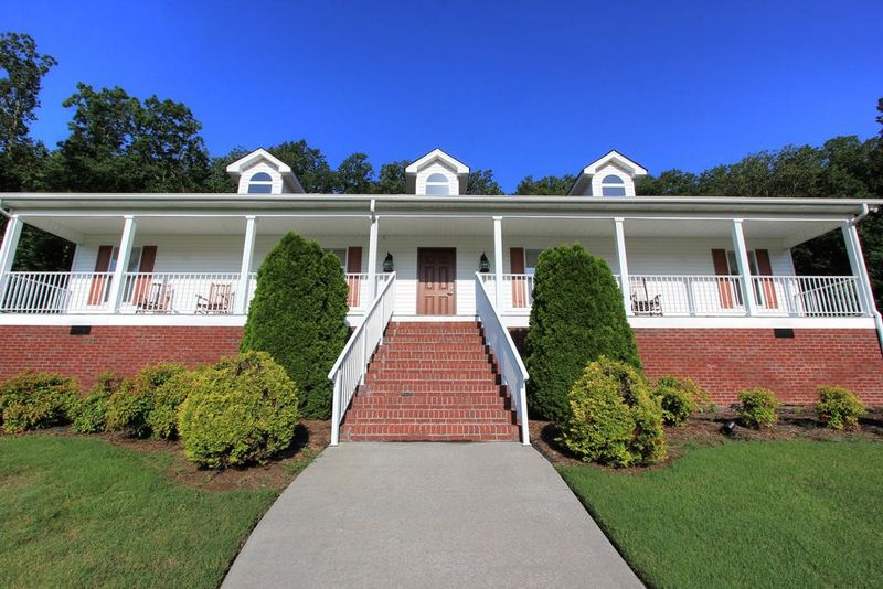 3233 Leona Dr, Rocky Face, GA 30740