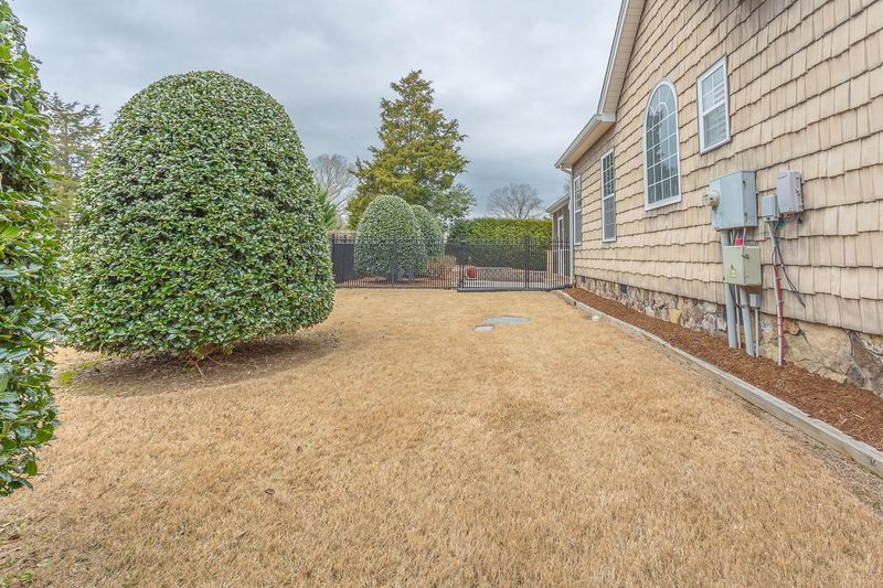 233 Honeysuckle Dr, Rock Spring, GA 30739