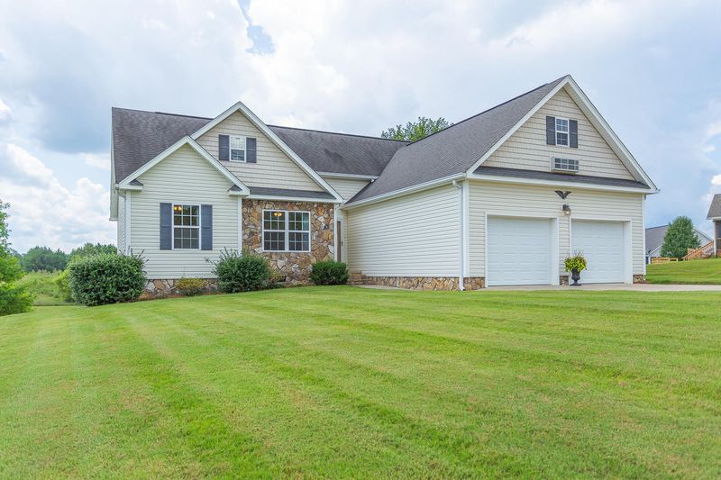 160 Maple Leaf Dr, Rock Spring, GA 30739