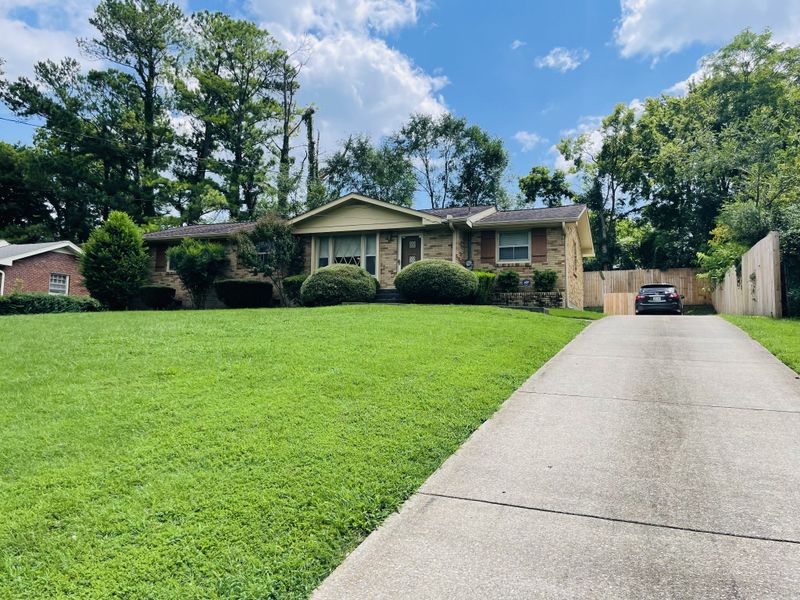 1920 Pinehurst Dr, Nashville, TN 37216