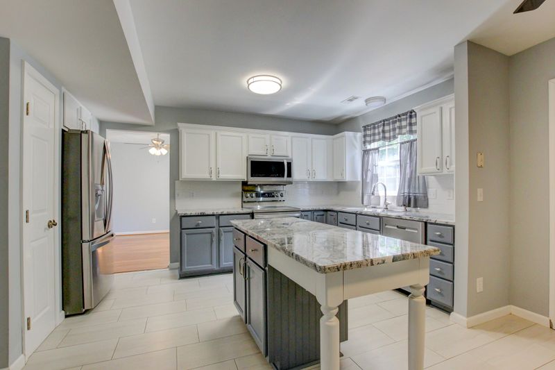 2424 Bayview Dr, Nashville, TN 37217
