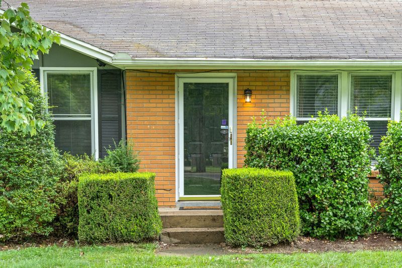 8009 Sawyer Brown Rd, Nashville, TN 37221