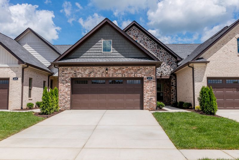 423 Fox Rn W, Springfield, TN 37172