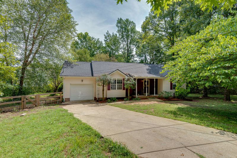 105 Post Oak Ct, Dickson, TN 37055