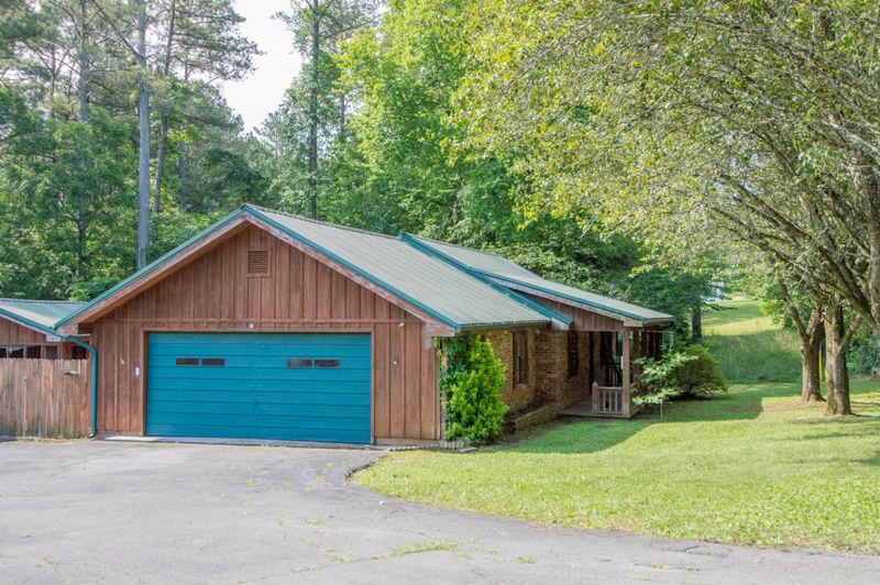 195 Neal Dr, Rossville, GA 30741
