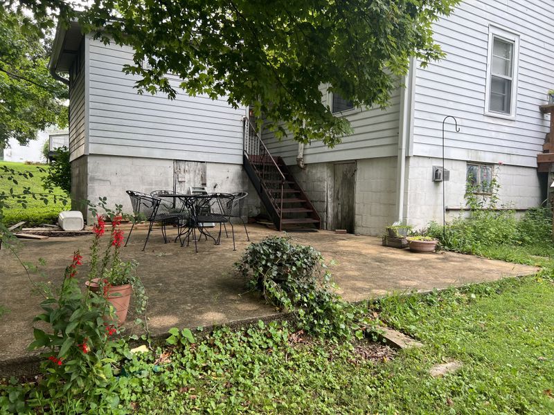 416 W 5th St, Dickson, TN 37055