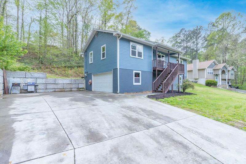 691 Shadow Leaf Ln, Tunnel Hill, GA 30755