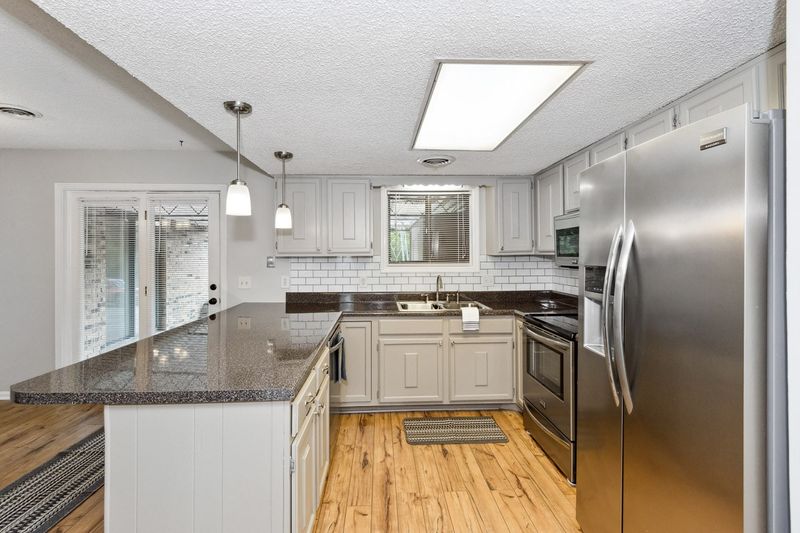 242 Lake Chateau Dr, Hermitage, TN 37076