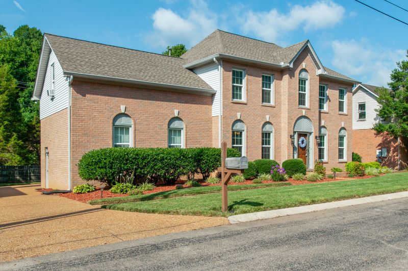 128 Sequoyah Ln, Nashville, TN 37221