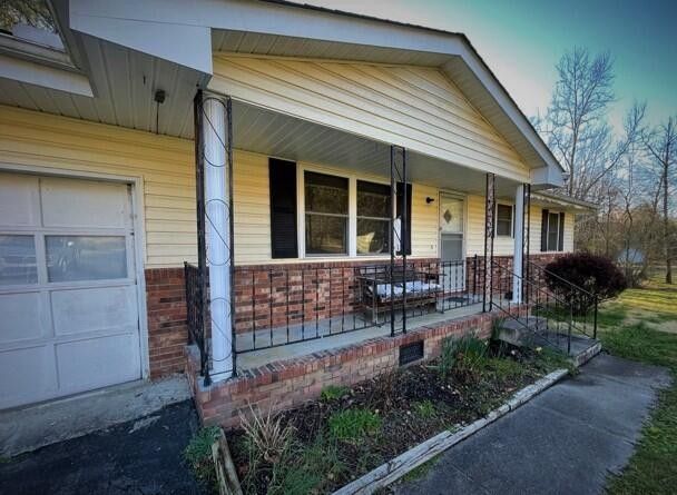 1048 E Valley Dr, Rossville, GA 30741