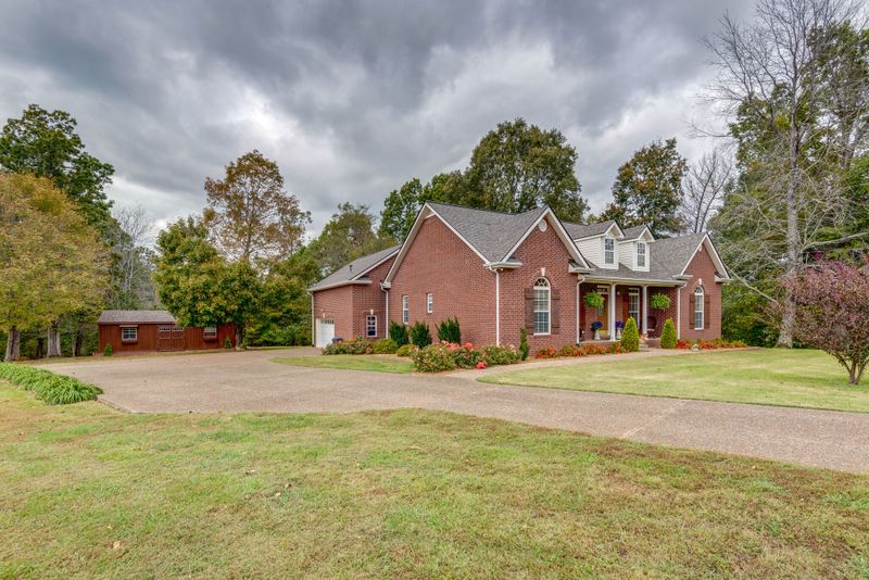 1127 Old East Side Rd, Burns, TN 37029