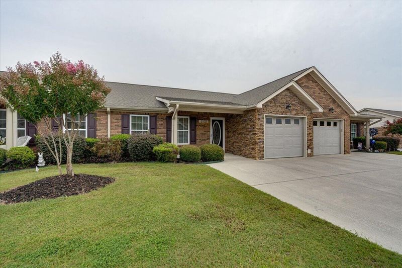 1102 Applebrook Dr, Rossville, GA 30741