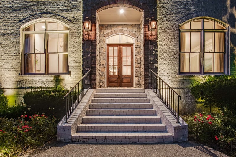 876 Van Leer Dr, Nashville, TN 37220