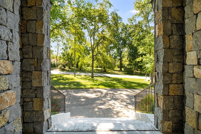 876 Van Leer Dr, Nashville, TN 37220