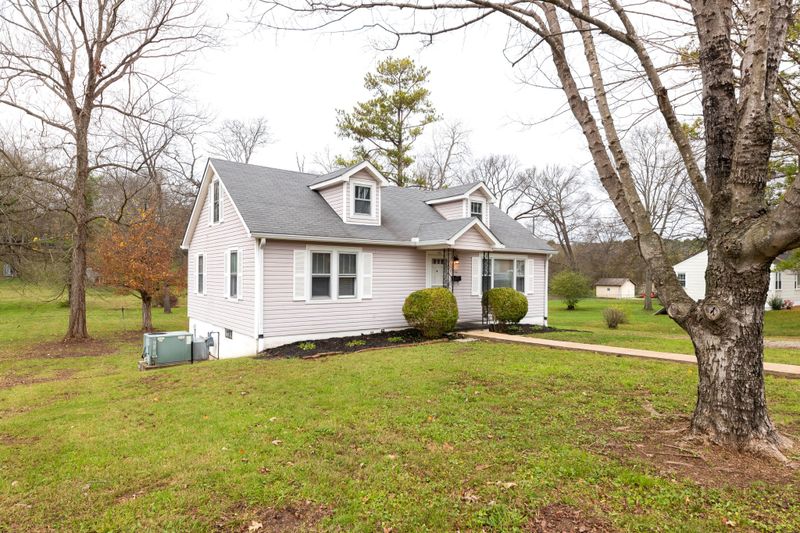 703 Royal Oaks Dr, Columbia, TN 38401