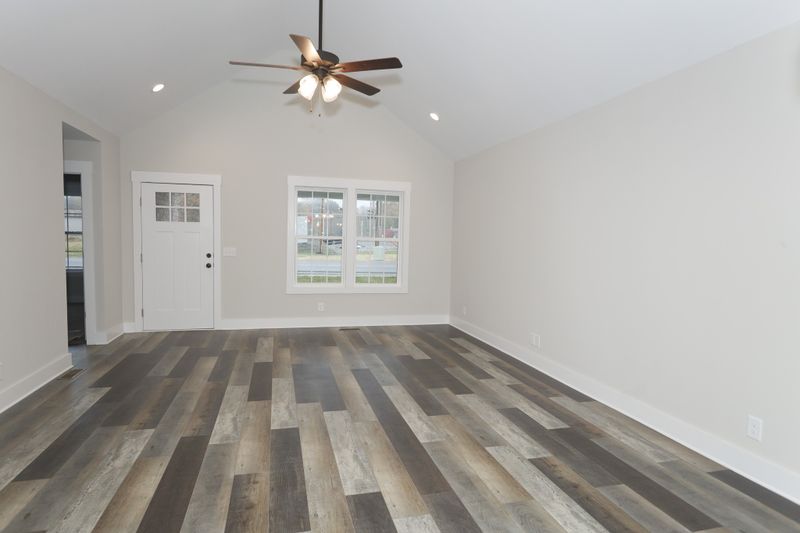 1093 W Main St, Greenbrier, TN 37073