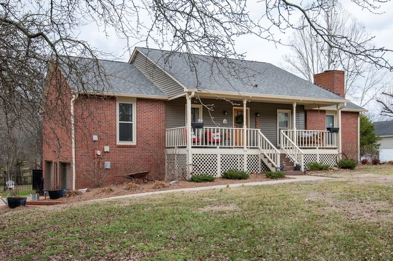 1009 Newmans Trl, Hendersonville, TN 37075