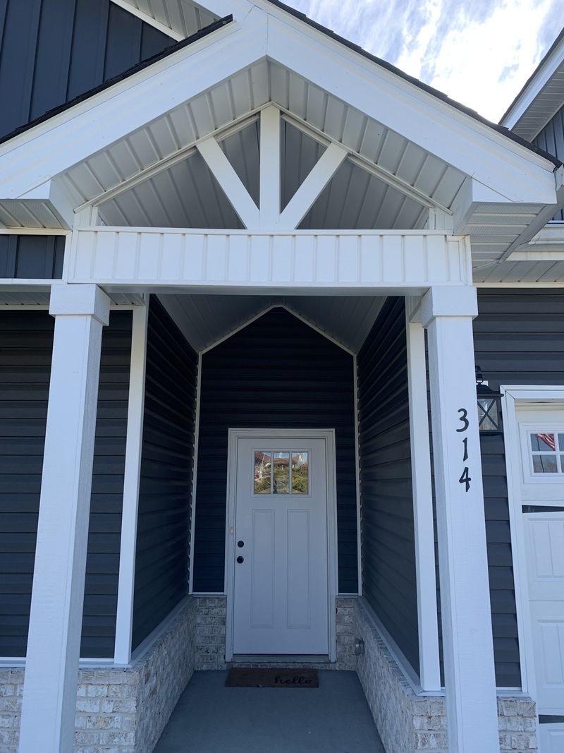 314 College St, Burns, TN 37029