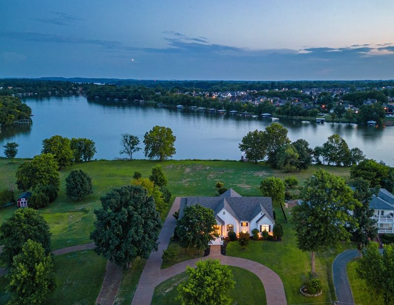 1062 Lakeshore Dr, Gallatin, TN 37066