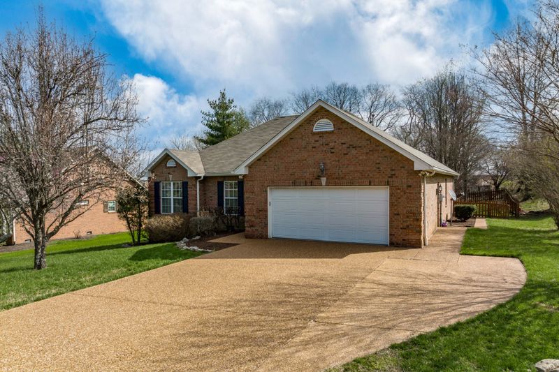 397 Woodlands Dr, Gallatin, TN 37066