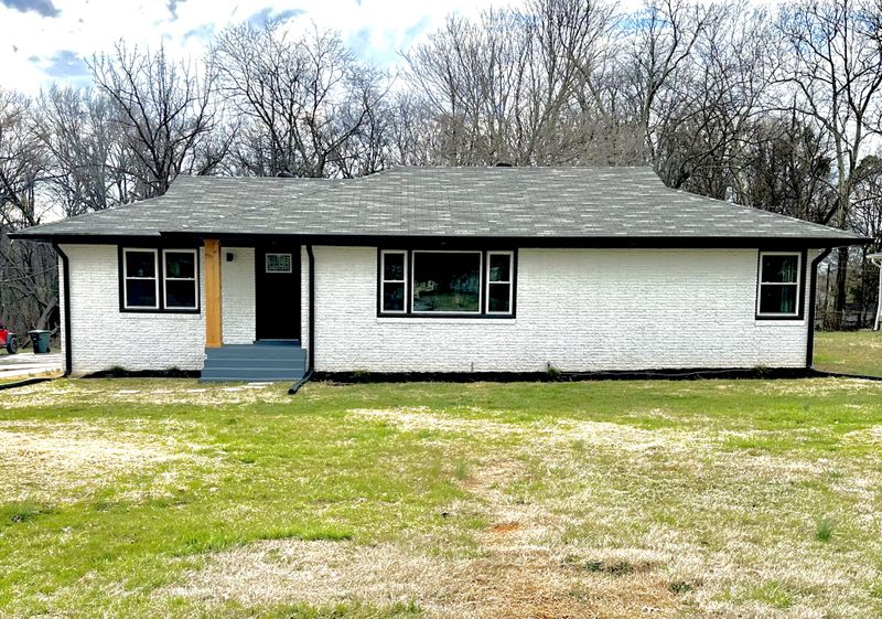 905 S Broadway St, Portland, TN 37148