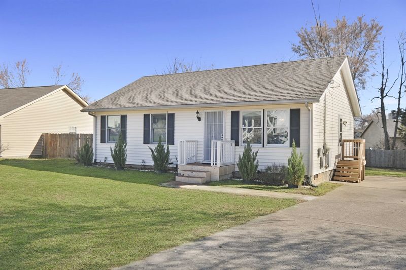 302 Clearlake Dr, La Vergne, TN 37086