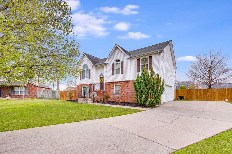 906 Lance King Ct, La Vergne, TN 37086