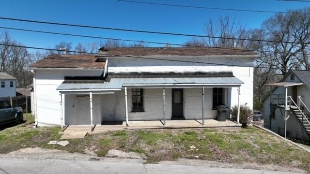 520 W 11th St, Columbia, TN 38401
