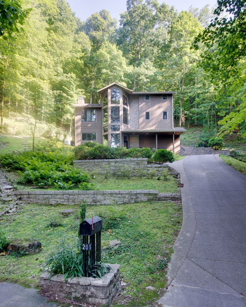 201 Rolling Fork Ct, Nashville, TN 37205