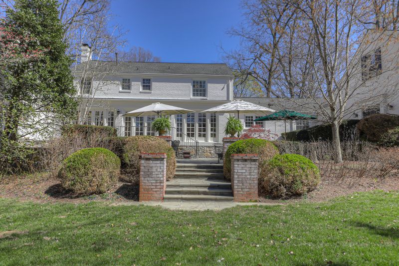 421 Royal Oaks Dr, Nashville, TN 37205