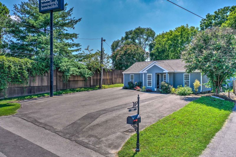 2713 Greystone Rd, Nashville, TN 37204