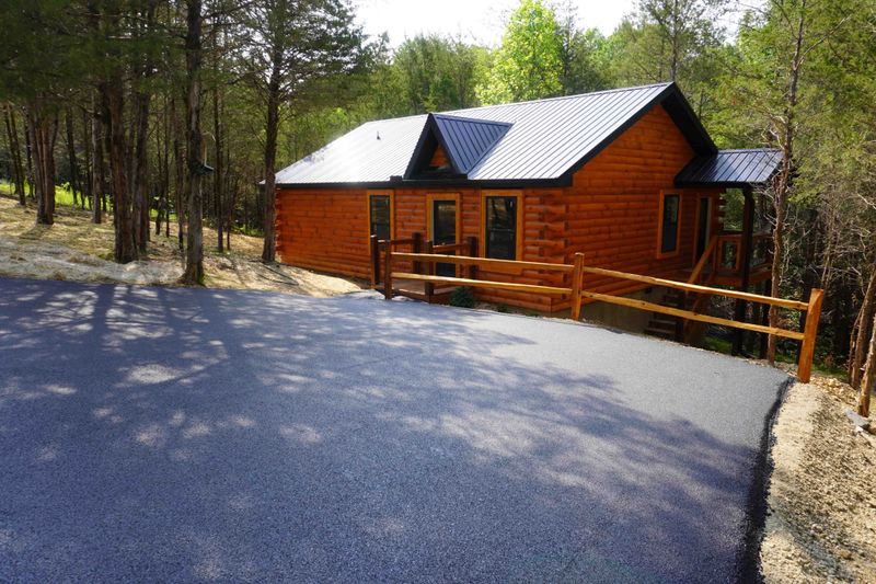 2528 White Timberlake Dr, Sevierville, TN 37876