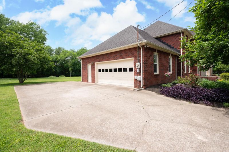 137 Lakepointe Rd, La Vergne, TN 37086