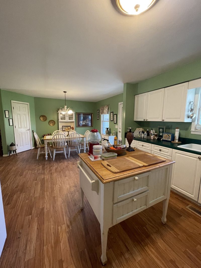 1051 Gloria Dr, Chapmansboro, TN 37035