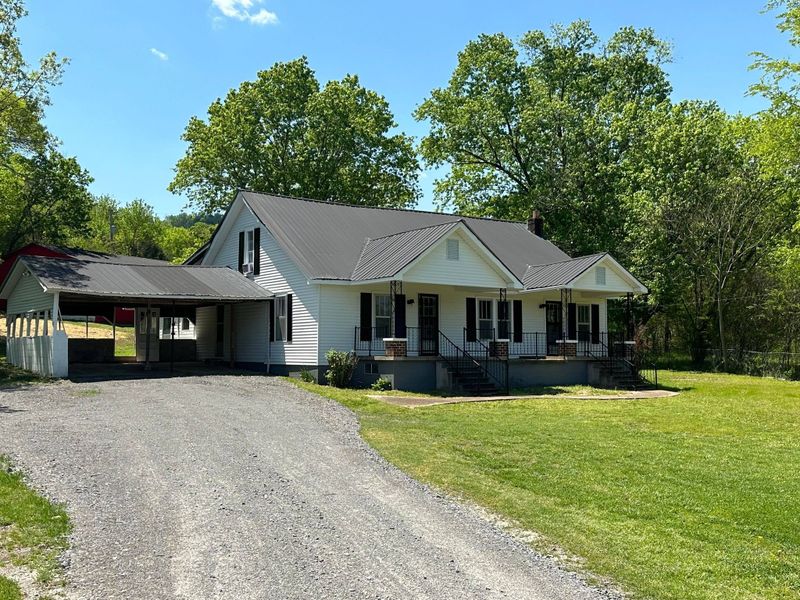 2 Swann Ln, Pleasant Shade, TN 37145