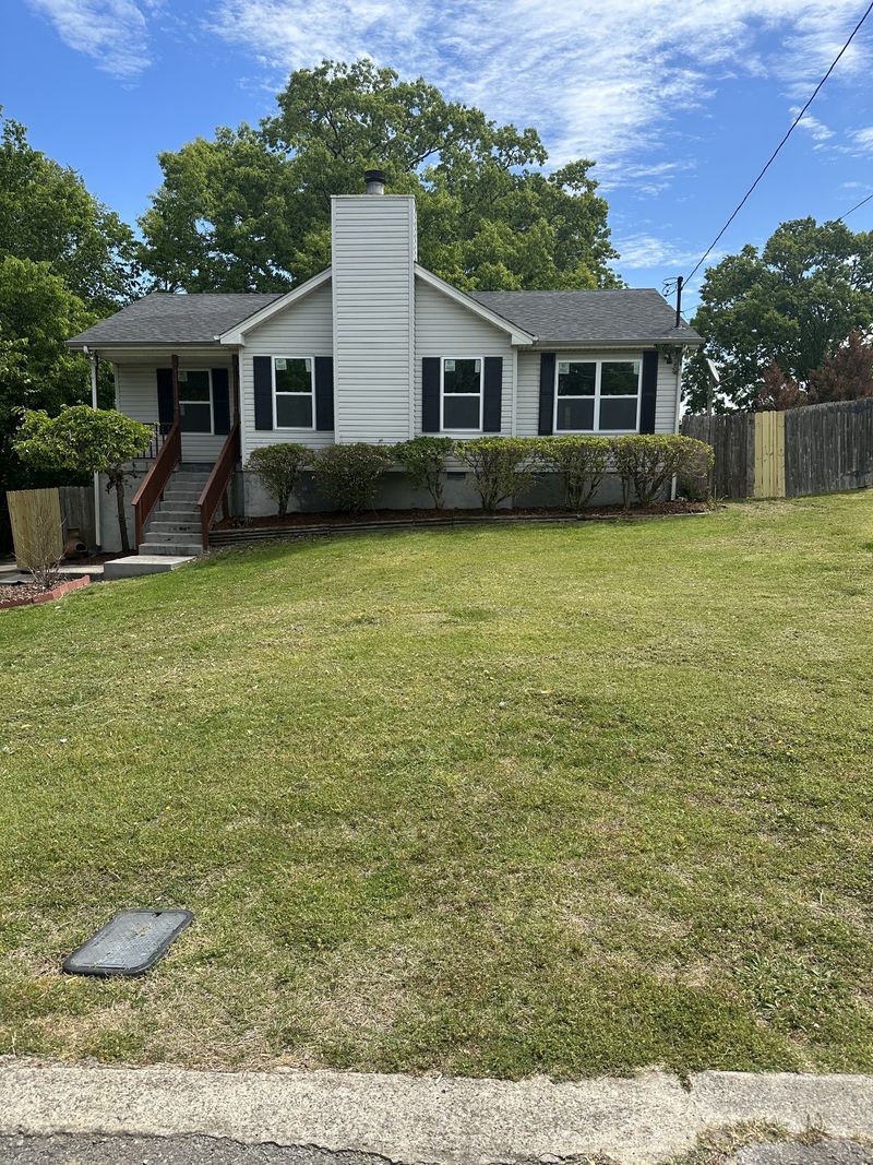 571 Woodcrest Dr, La Vergne, TN 37086