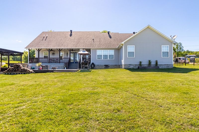 884 Tidwell Rd, Burns, TN 37029