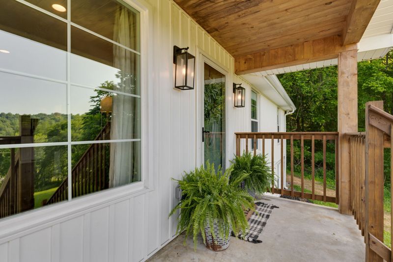 250 Garrison Ln, Cottontown, TN 37048